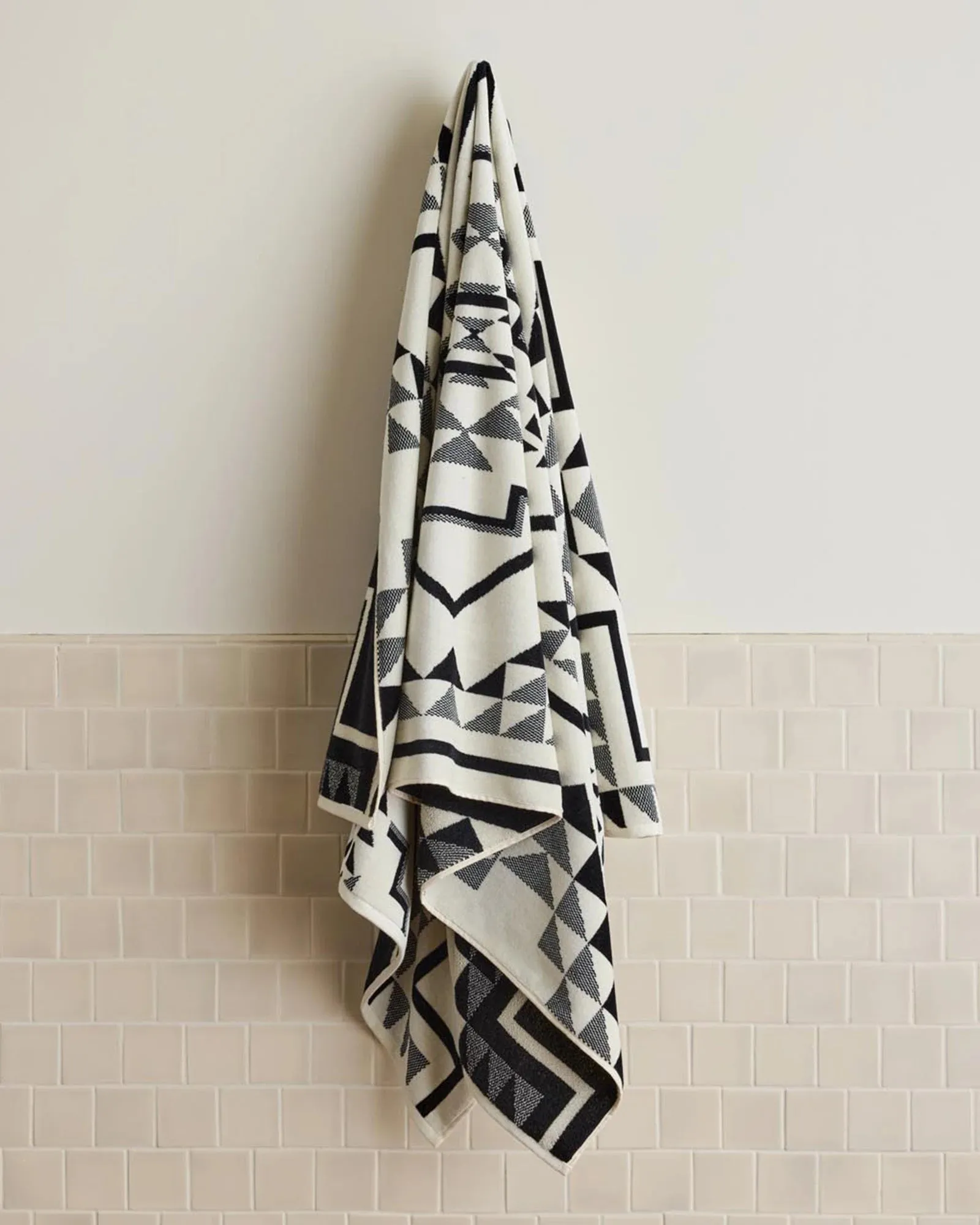Oxbow Jacquard Spa Towel bathroom set, shower caddy
