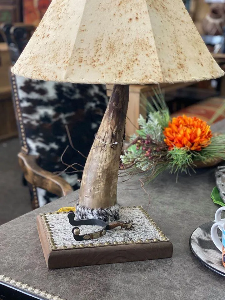 Single Steer Horn Rustic Table Lamp