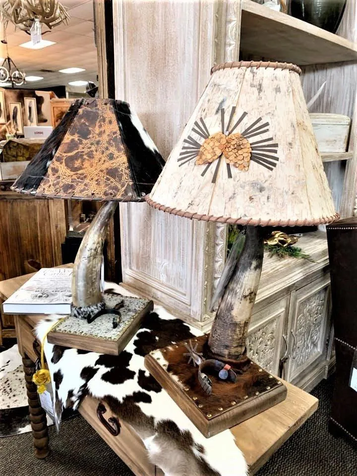 Single Steer Horn Rustic Table Lamp