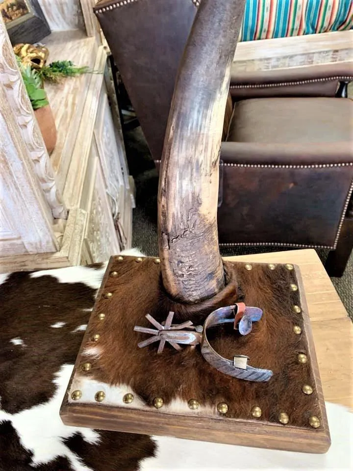 Single Steer Horn Rustic Table Lamp